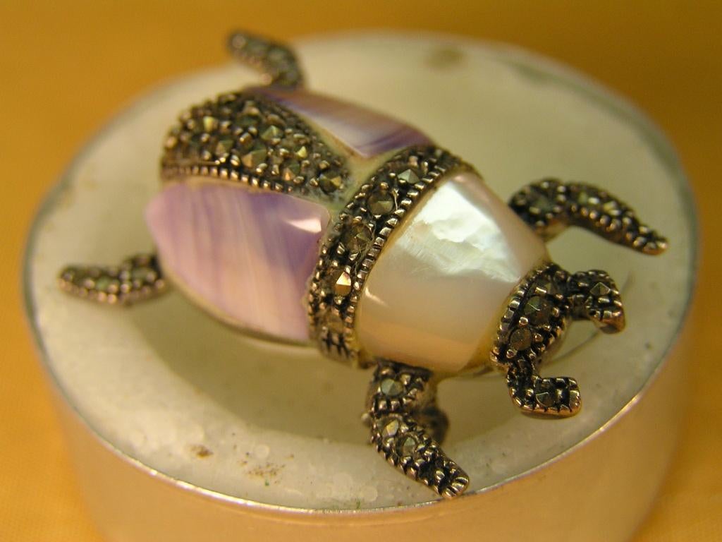 eerste gehalte zilveren keverbroche met markasiet parelmoer, Minder dan 4 cm, Nieuw, Ophalen of Verzenden, Met edelsteen