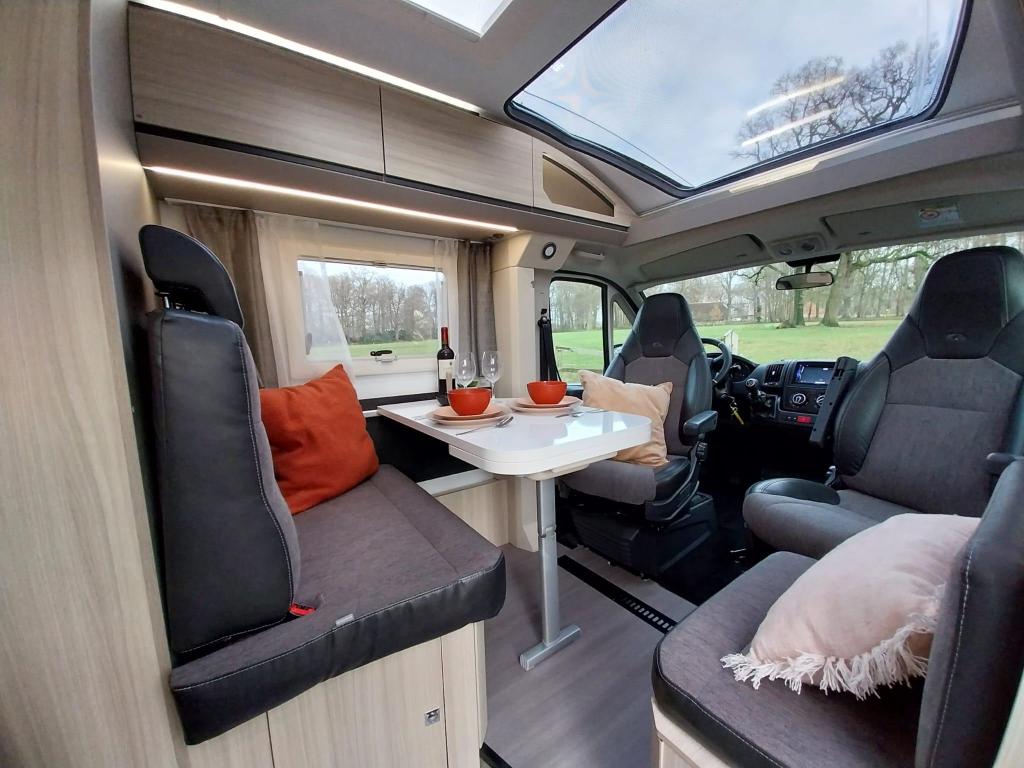 Luxe Adria Compact Axess 670SL met dubbele airco en trekhaak, Niet ingevuld, Ringverwarming, Airbags, Treinzit