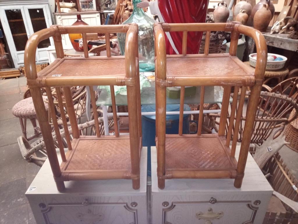 2 oude rotan nachttafeltjes, Ophalen