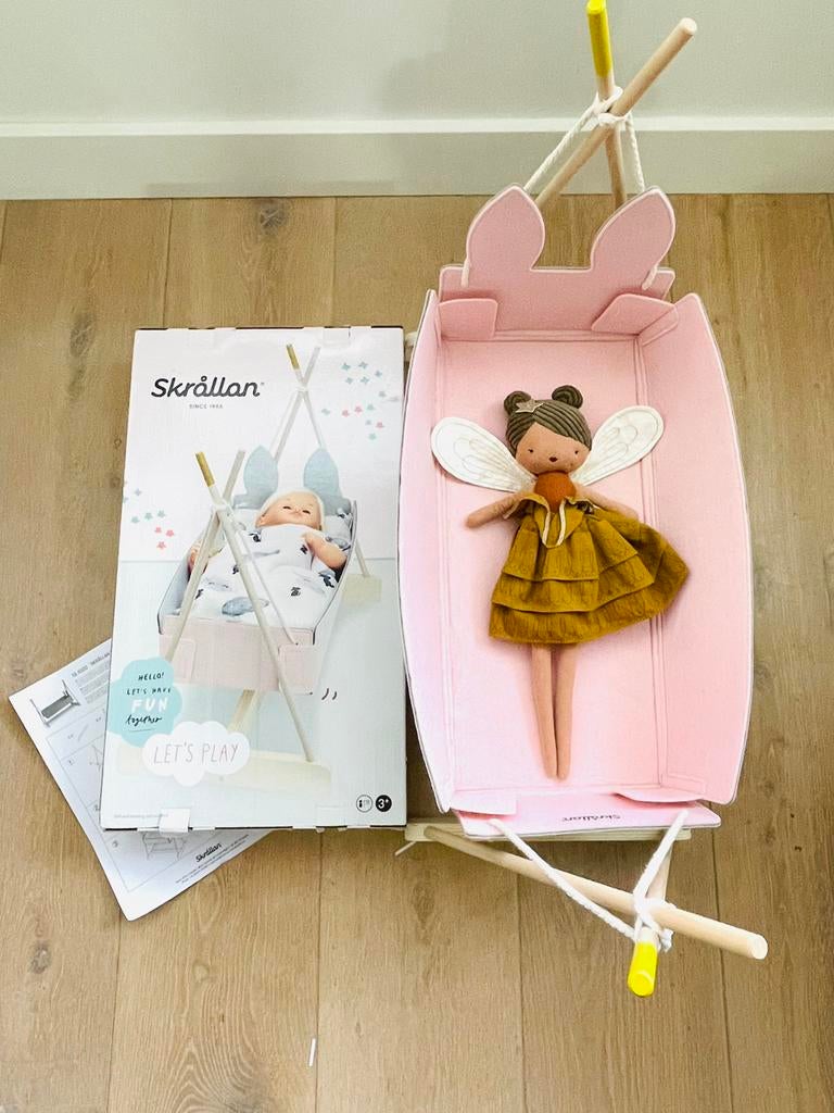 Skrallan houten poppenwieg poppenbed, roze bed wiegje poppen, Kinderen en Baby's, Speelgoed | Poppen, Ophalen of Verzenden, Zo goed als nieuw