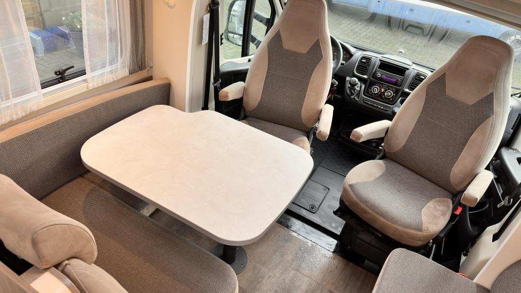 !! zonder inruil €67950 !! De Carado T447 Pro Uit 2, Ringverwarming, 7 tot 8 meter, Bedrijf, Half-integraal