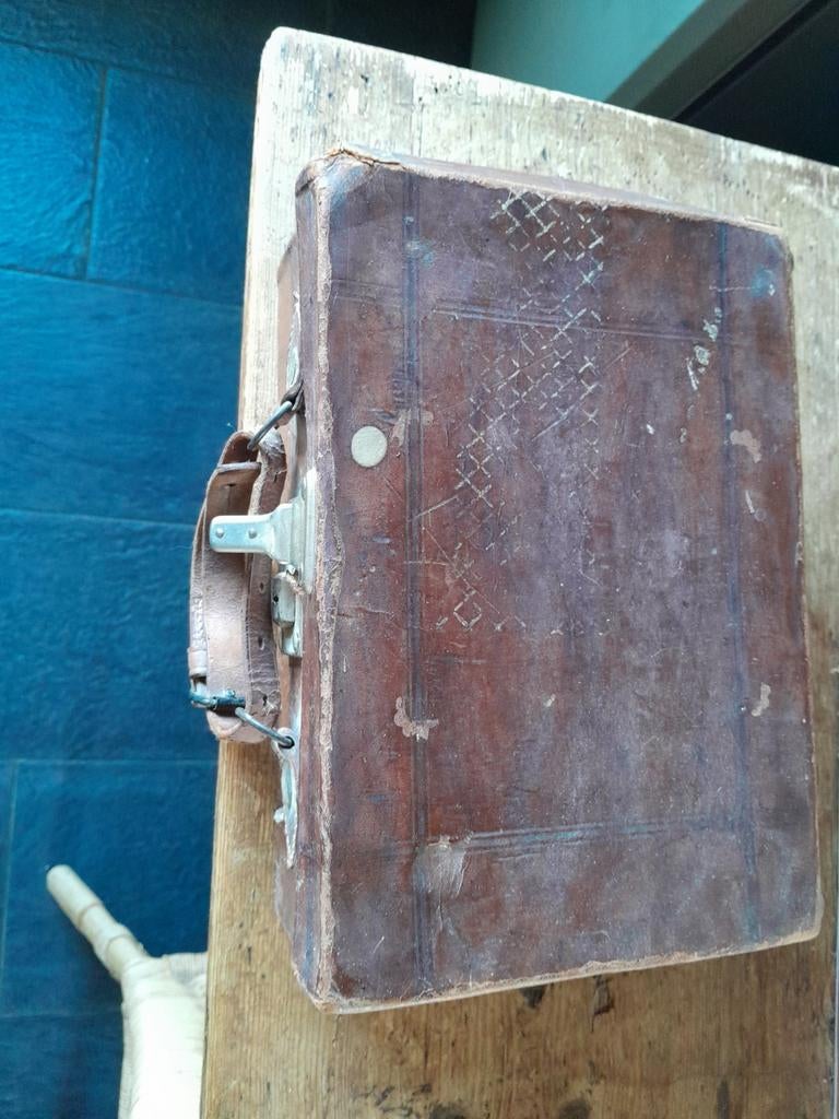 Klein leren koffertje, Ophalen