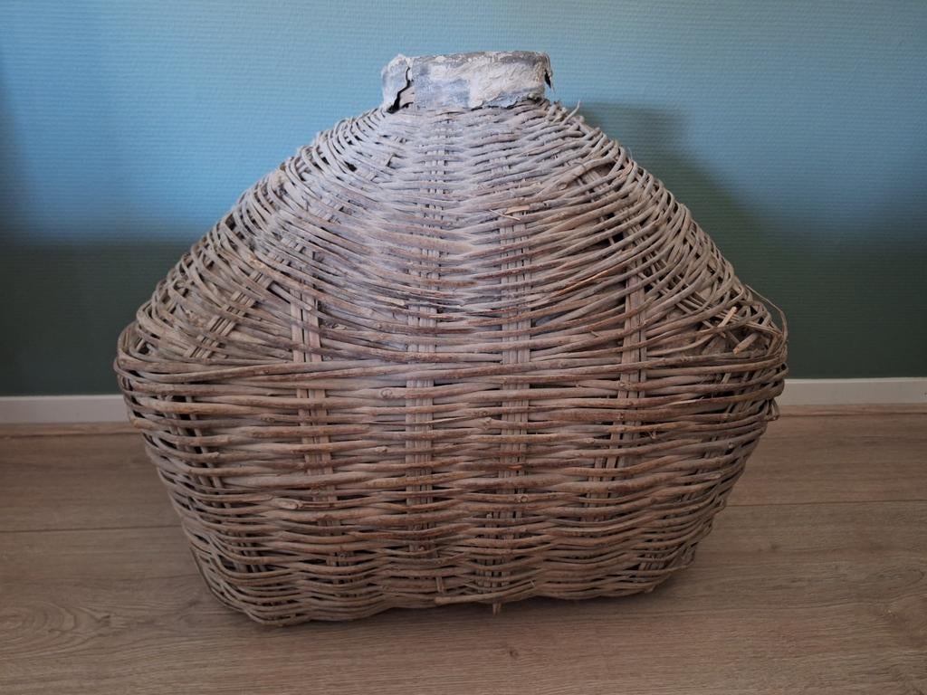 Oude leemmand/viskruik, Huis en Inrichting, Woonaccessoires | Schalen en Manden, Ophalen, Mand, Zo goed als nieuw, Riet