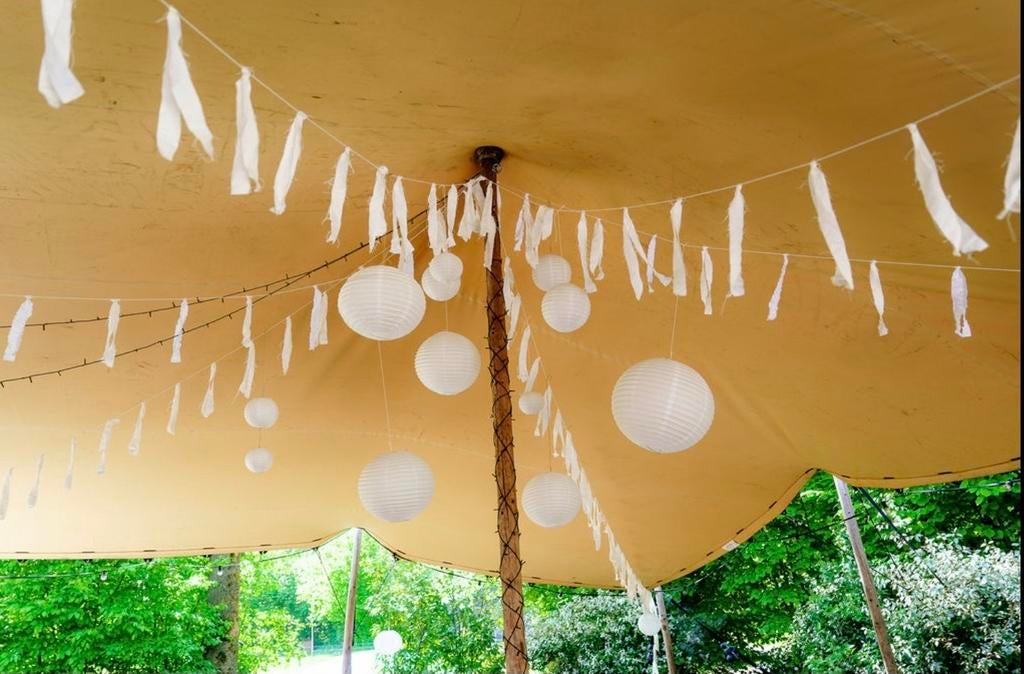 Lange witte stoffen slingers bruiloft handgemaakt, Hobby en Vrije tijd, Feestartikelen, Ophalen of Verzenden, Zo goed als nieuw