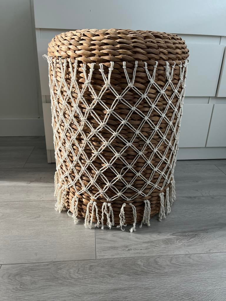 Gevlochten poef met macramé detail - 50cm hoog, Minder dan 50 cm, Gebruikt, Rond, Riet of Rotan