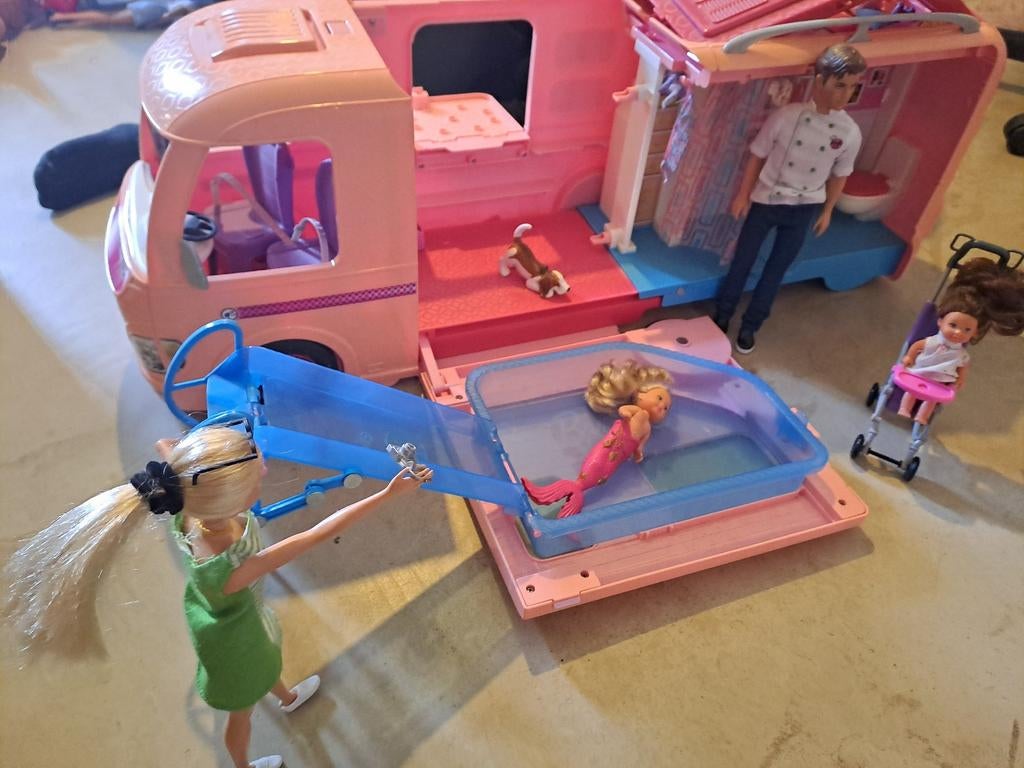 Barbie camper met toebehoren, Ophalen