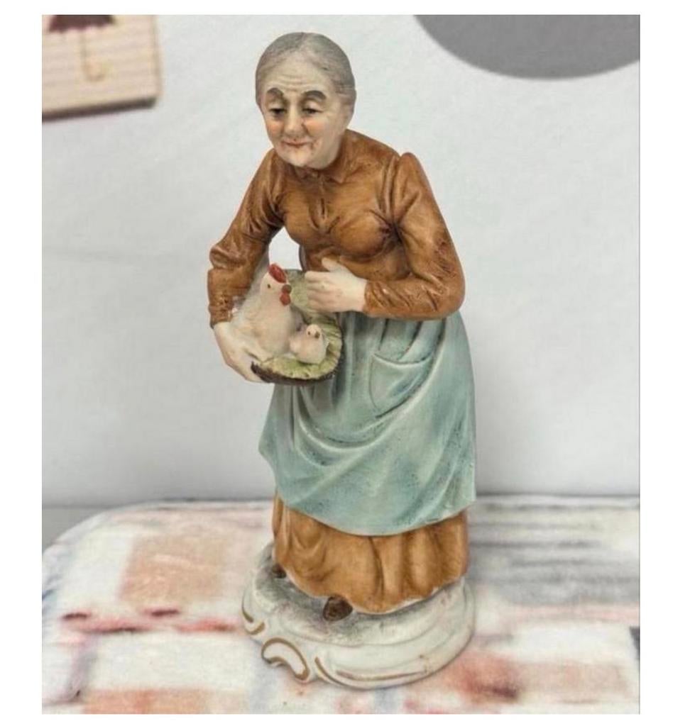 Vintage Porseleinen beeldje Oude vrouw met kip porselein, Verzamelen, Beelden en Beeldjes, Ophalen of Verzenden, Zo goed als nieuw