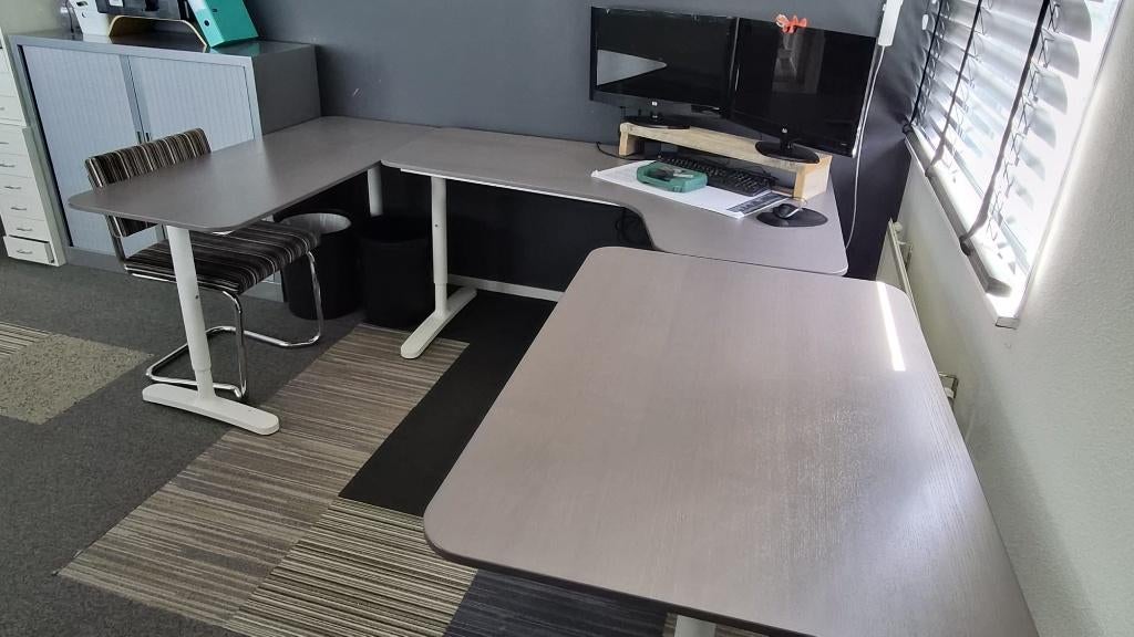 Bureau met bijzettafels grijs bruin, Ophalen, In hoogte verstelbaar, Gebruikt, Bureau