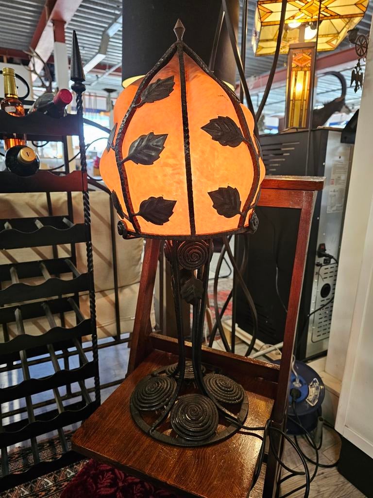 Antieke tafellamp met geel glas en metalen bladeren