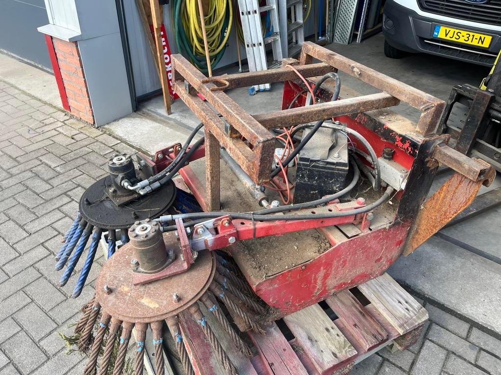 Onkruidborstel te koop voor shovel, Ophalen, Gebruikt