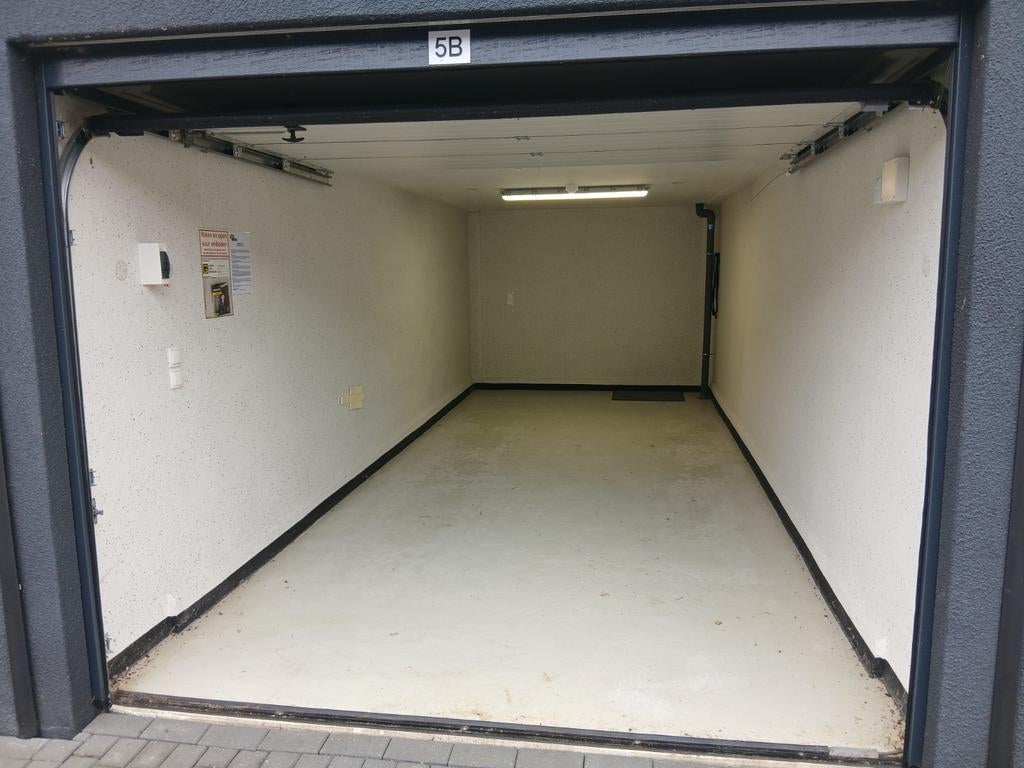Te Huur in Dronten 21m2 grote garagebox., Flevoland