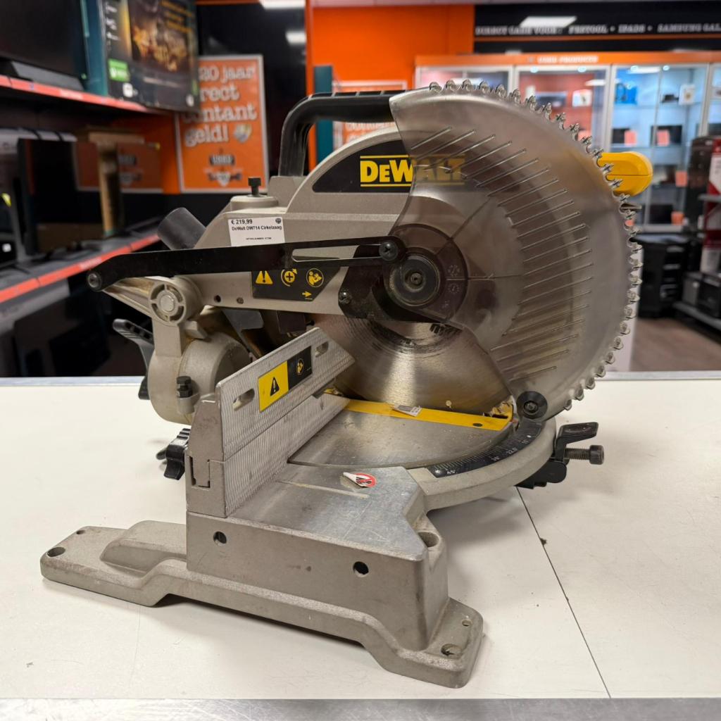 DeWalt DW714 Cirkelzaag, Dewalt, Zo goed als nieuw, Support@dewalt.com, 701 E. Joppa Road
Towson, MD 21286
USA