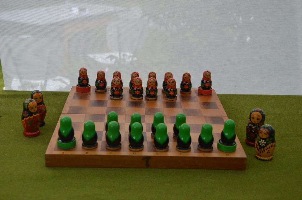 Soort van damspel met Matroesjka`s met inklapbaar bord 32cm, Een of twee spelers, Ophalen of Verzenden, Gebruikt