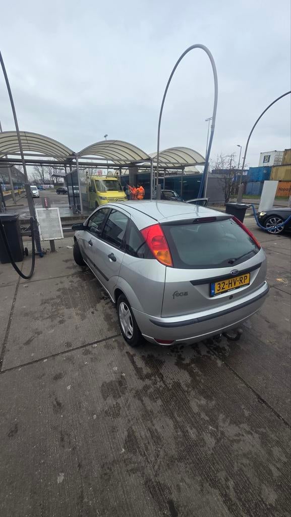 Ford Focus 1.6 uit 2002.
Rijdt en schakelt goed.
Nette auto, Zwart, 4 cilinders, Handgeschakeld, Elektrische ramen