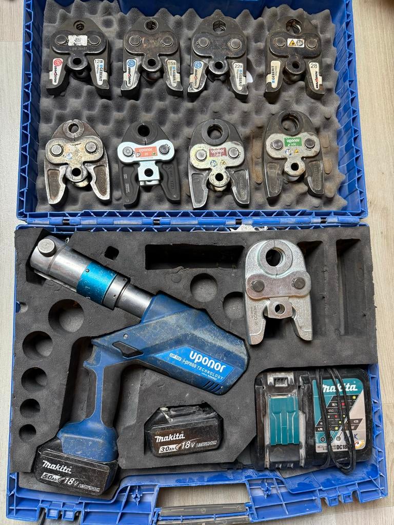 Uponor persgereedschap met persbekken en koppelingen, Ophalen, Gebruikt