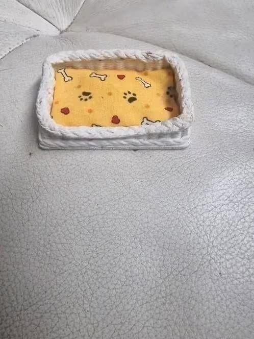 poppenhuis miniaturen honden of katten mand met kussrn, Ophalen of Verzenden, Nieuw, Poppenhuis