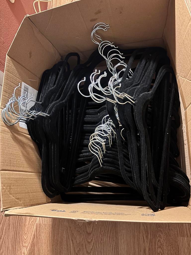 Partij van 80 fluwelen kledinghangers, Ophalen of Verzenden, Zo goed als nieuw, Fluweel, Volwassenen