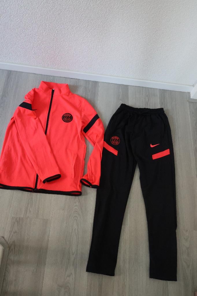 Als nieuw Nike trainingspak zwart roze xs, Overige typen, Nike, Nieuw, Ophalen of Verzenden