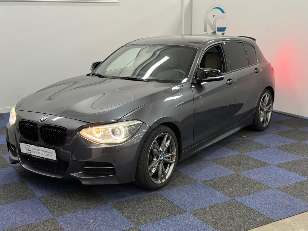 BMW 1-serie M135i xDrive Business / RIJDT SCHAKELT GOED / DE, Auto's, Gebruikt, Bedrijf, Zilver of Grijs, Hatchback