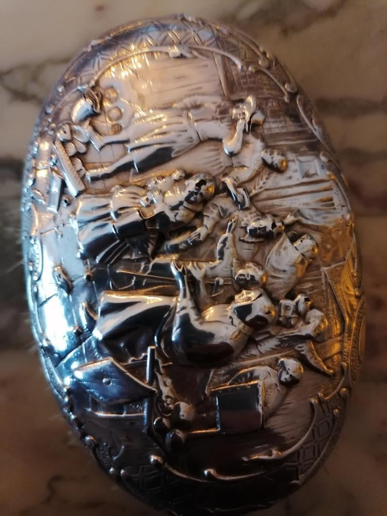 zilveren kleren borstel gemerkt, Ophalen