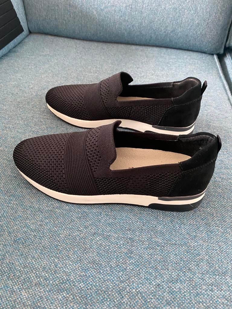 2 paar nieuwe en vrijwel nieuwe damesschoenen maat 42, Zwart, Ophalen of Verzenden, Sneakers of Gympen, Zo goed als nieuw