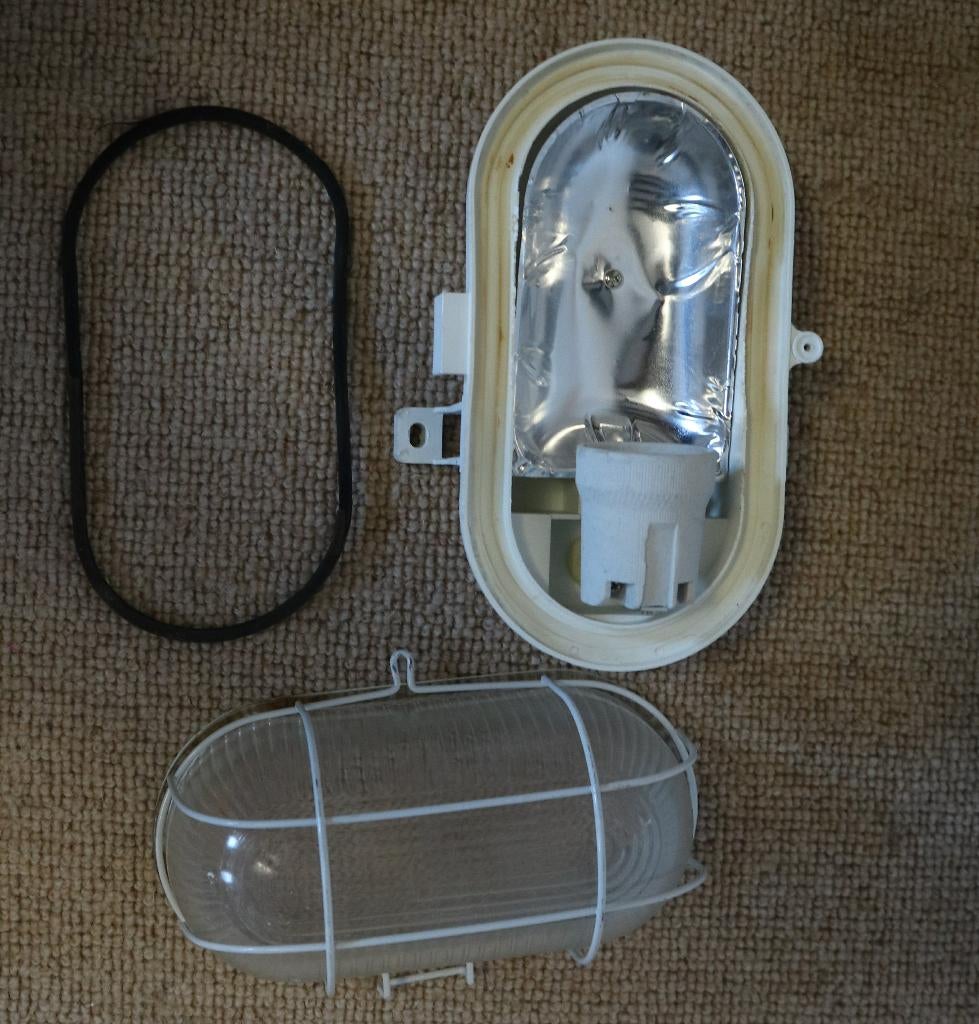 Bulleye kelderarmatuur / scheepslamp met kooi, Eén stripboek, Ophalen