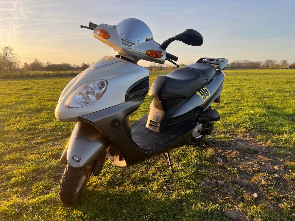 Boatian scooter met 45km kenteken, Fietsen en Brommers, Scooters | Overige merken, Gebruikt, Maximaal 45 km/u, Benzine, Ophalen of Verzenden