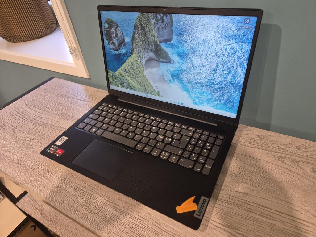 Lenovo V15 G2 | R3 5300U, 8GB DDR4, 256GB NVME, VEGA6 | 15,6