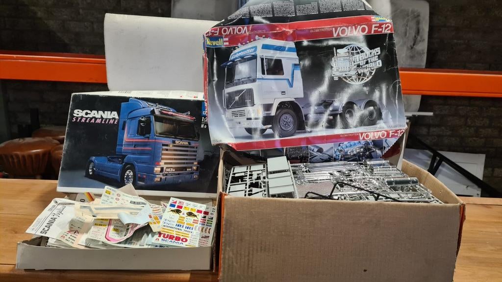 Bouwmodel Volvo F-12 & Scania 143 - Schaal 1:24, Overige merken, Groter dan 1:32, Nieuw, Ophalen of Verzenden
