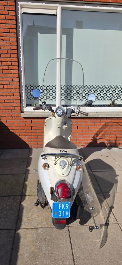 Sym Mio Scooter - Wit, inclusief extra windscherm! 2e eig., Ophalen, Gebruikt, Benzine, Maximaal 25 km/u