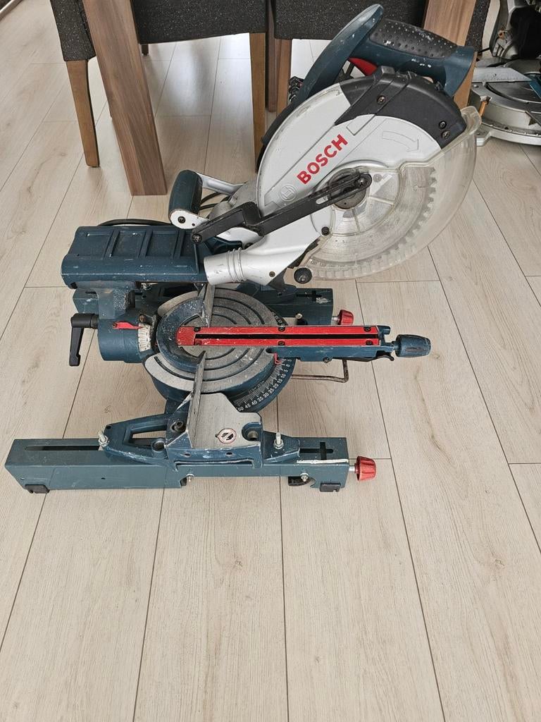 Bosch afkortzaag zaagmachine onderstel, Ophalen of Verzenden, 1200 watt of meer, Afkortzaag, 30 tot 70 mm