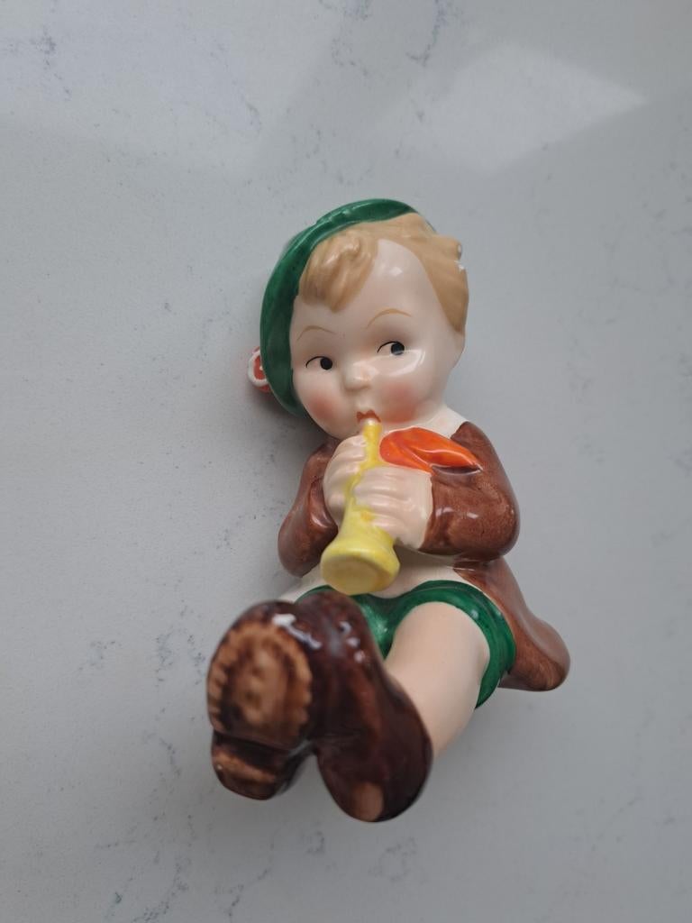 Goebel beeldje van jongetje met luit, Ophalen of Verzenden, Gebruikt