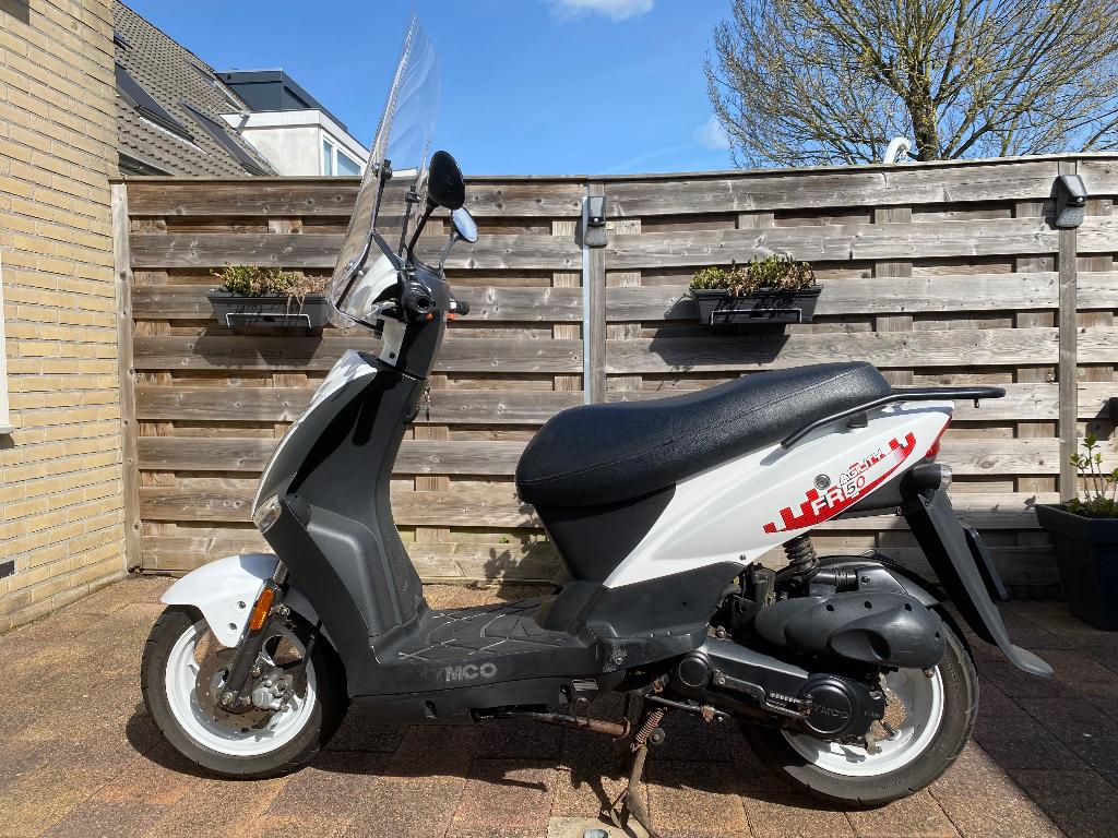 Kymco Agility 2T scooter z.g.a.n. luxe uitvoering, Ophalen, Zo goed als nieuw, Maximaal 25 km/u, Agility