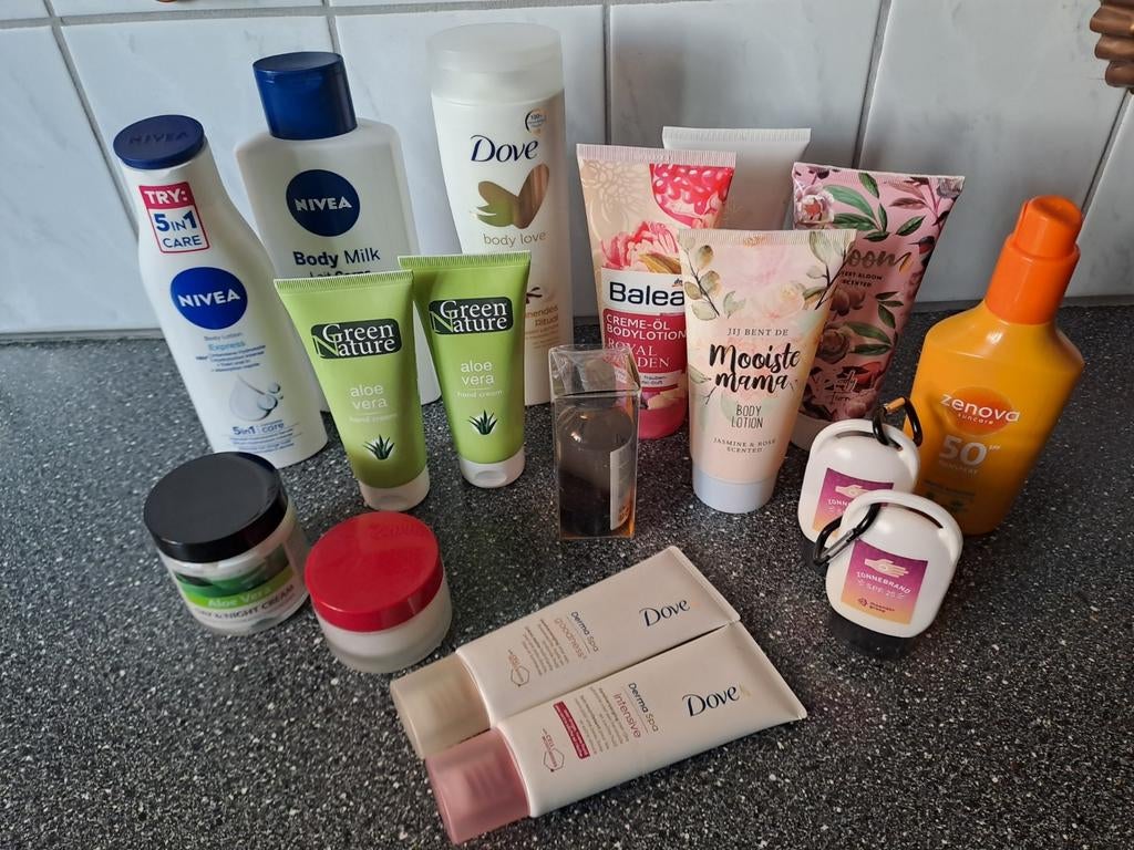 Partij van diverse verzorgingsproducten, Diverse e-mailadressen, Gebruikt, Ophalen of Verzenden, Diverse adressen