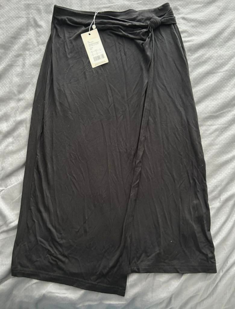 Nieuwe zwarte rok Anna Field maat M met split en knoopdetail, Kleding | Dames, Rokken, Nieuw, Maat 38/40 (M), Zwart, Knielengte