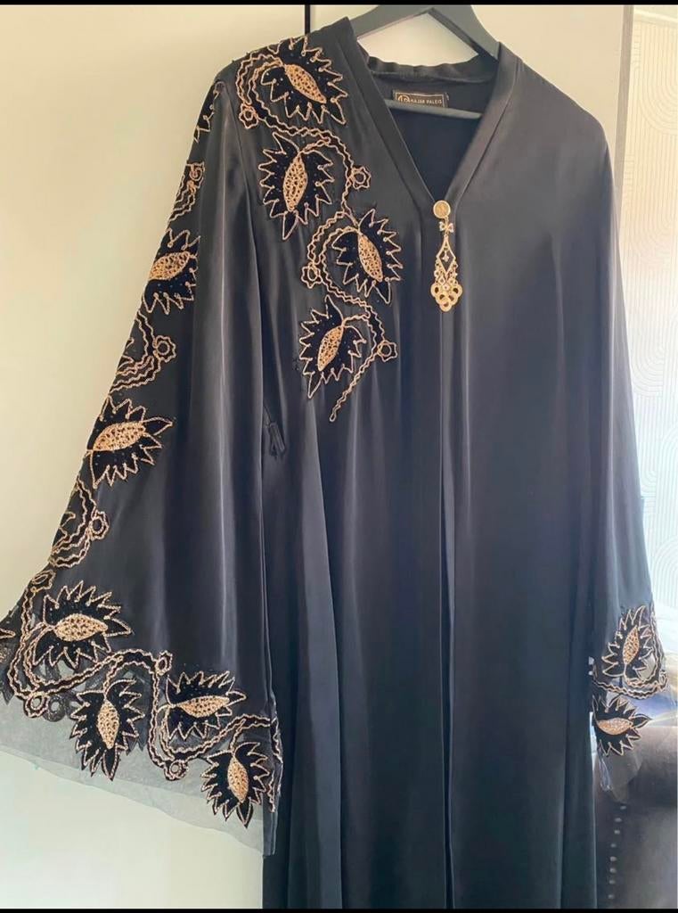 Elegante zwarte abaya met gouden details, Maat 38/40 (M), Zwart, Ophalen of Verzenden, Zo goed als nieuw