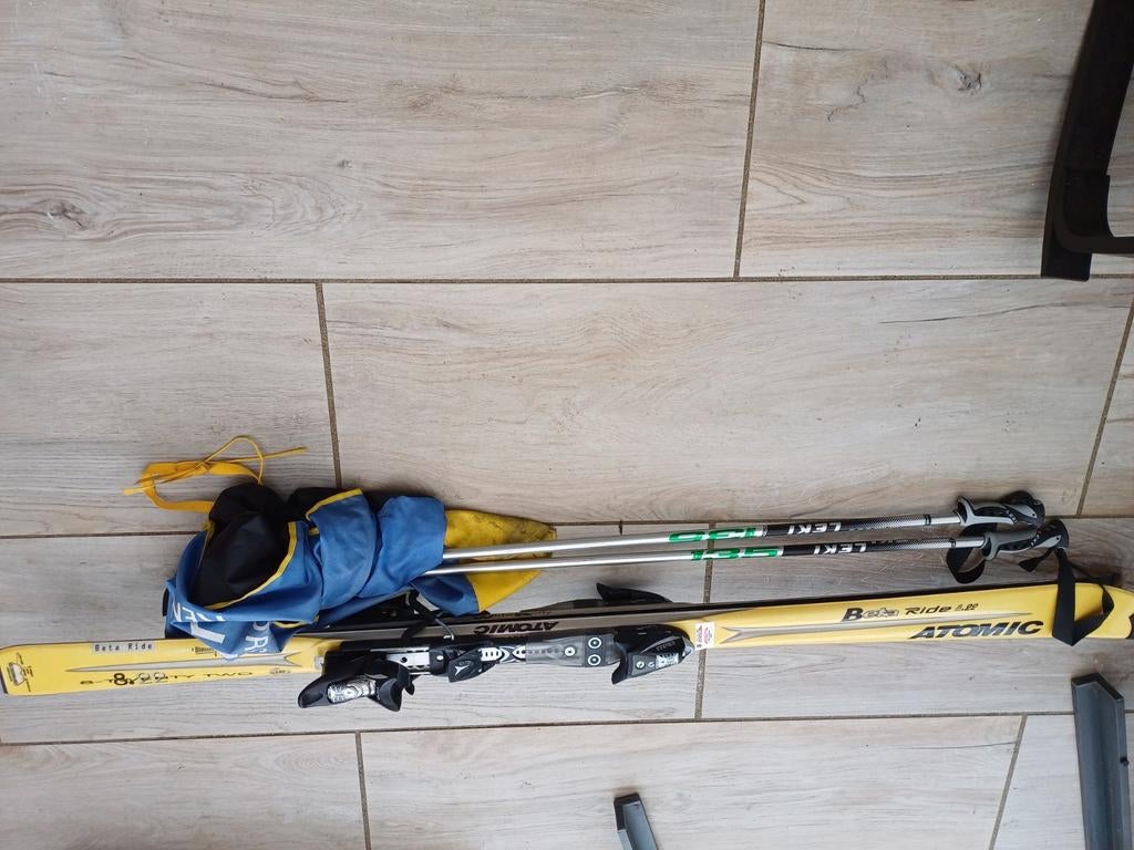 Atomic ski's met stokken, Sport en Fitness, Skiën en Langlaufen, 160 tot 180 cm, Gebruikt, Ophalen of Verzenden, Carve