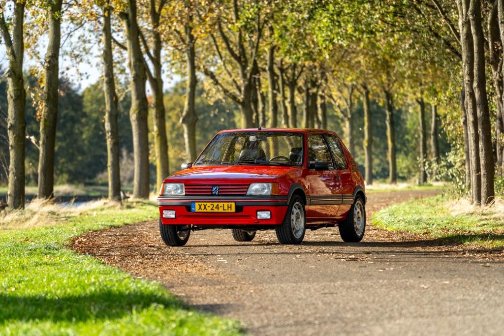 Opgeknapte Peugeot 205 1.9 GTI 1990, Auto's, Peugeot, Voorwielaandrijving, 4 cilinders, Leder en Stof, 122 pk