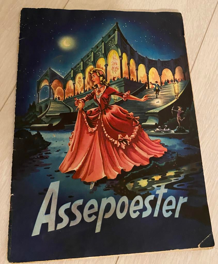 Assepoester plaatjesalbum met pop up DE, Ophalen of Verzenden, Gelezen