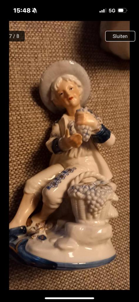 Vintage Porseleinen Beeldje Jongen met Druiven, Antiek en Kunst, Ophalen of Verzenden