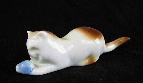 Zsolnay - Kat Poes met lichtblauwe bal (3065), Verzamelen, Beelden en Beeldjes, Ophalen, Zo goed als nieuw, Dier