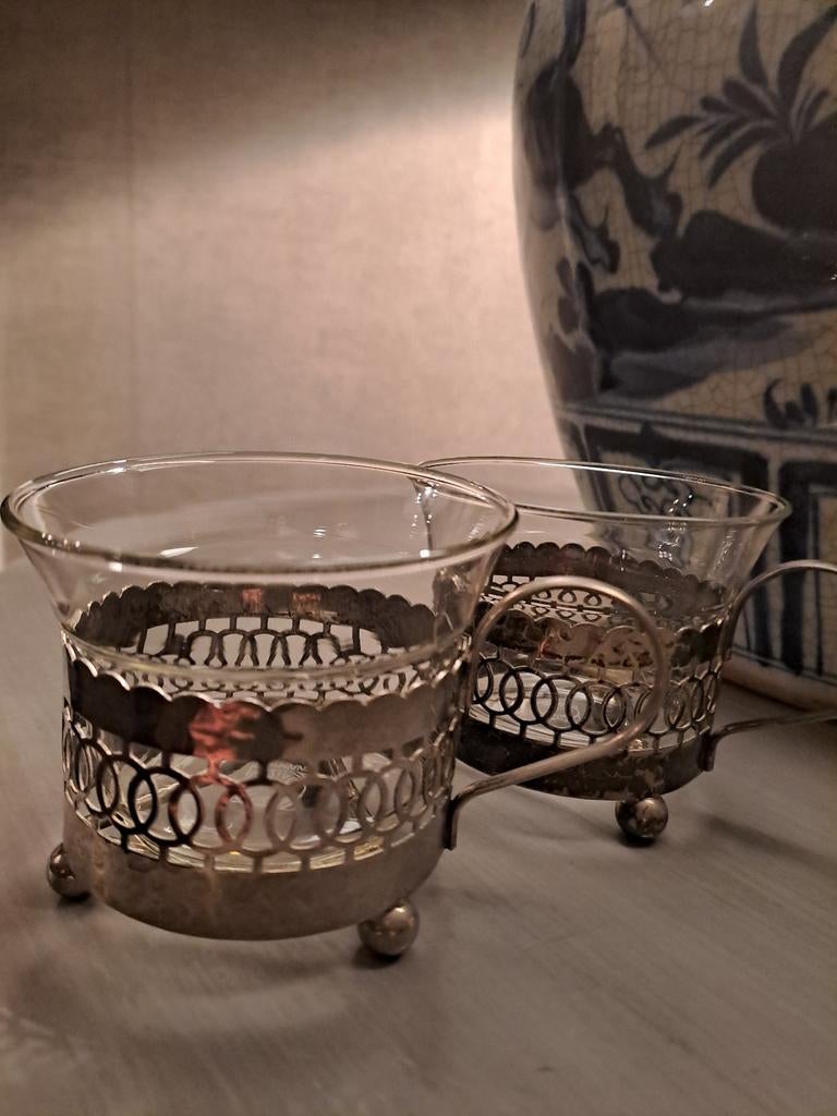 Twee theeglazen, Ophalen