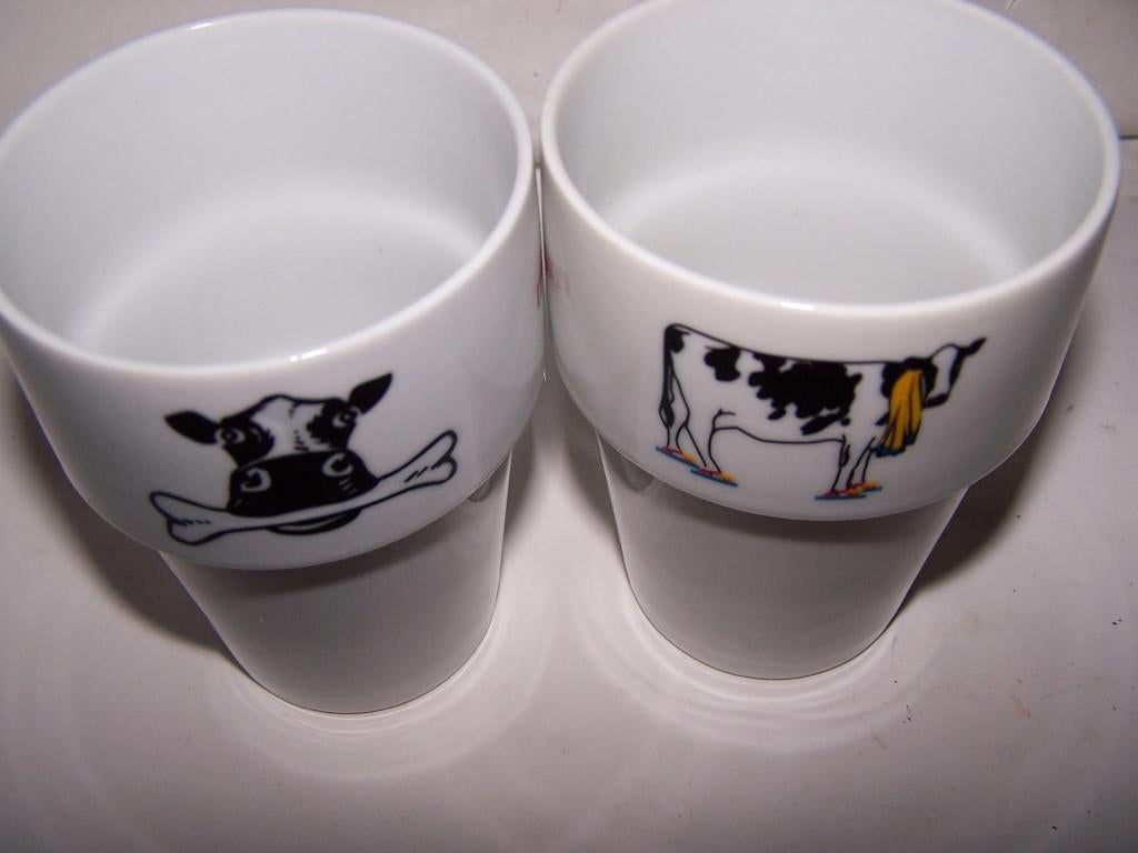 2 Verschillende melkunie bekers. Zie foto., Huis en Inrichting, Keuken | Servies, Overige typen, Ophalen of Verzenden, Zo goed als nieuw