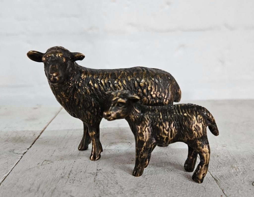 SCHAAP MET 2 LAMMETJES / bronzen beeld, Ophalen of Verzenden, Nieuw, Boerderijdier, Beeldje of Figuurtje