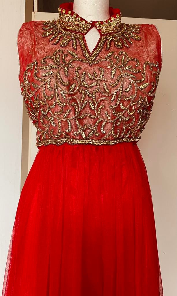 Rode lange Galajurk met goudkl steentjes, Kleding | Dames, Gelegenheidskleding, Maat 38/40 (M), Galajurk, Nieuw, Ophalen of Verzenden