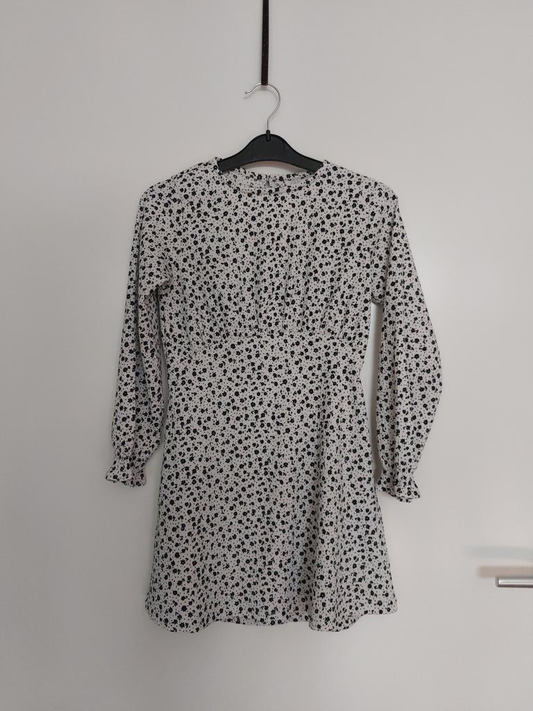 Zara jurk wit met zwarte bloemetjes maat 128 z.g.a.n., Kinderen en Baby's, Kinderkleding | Maat 128, Meisje, Ophalen of Verzenden