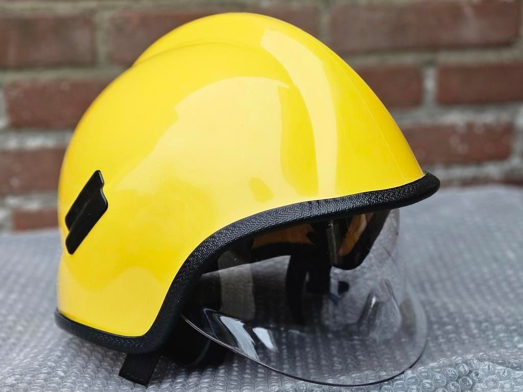 Brandweerhelm brandweer Geel, Ophalen of Verzenden, Landmacht, Nederland, Embleem of Badge