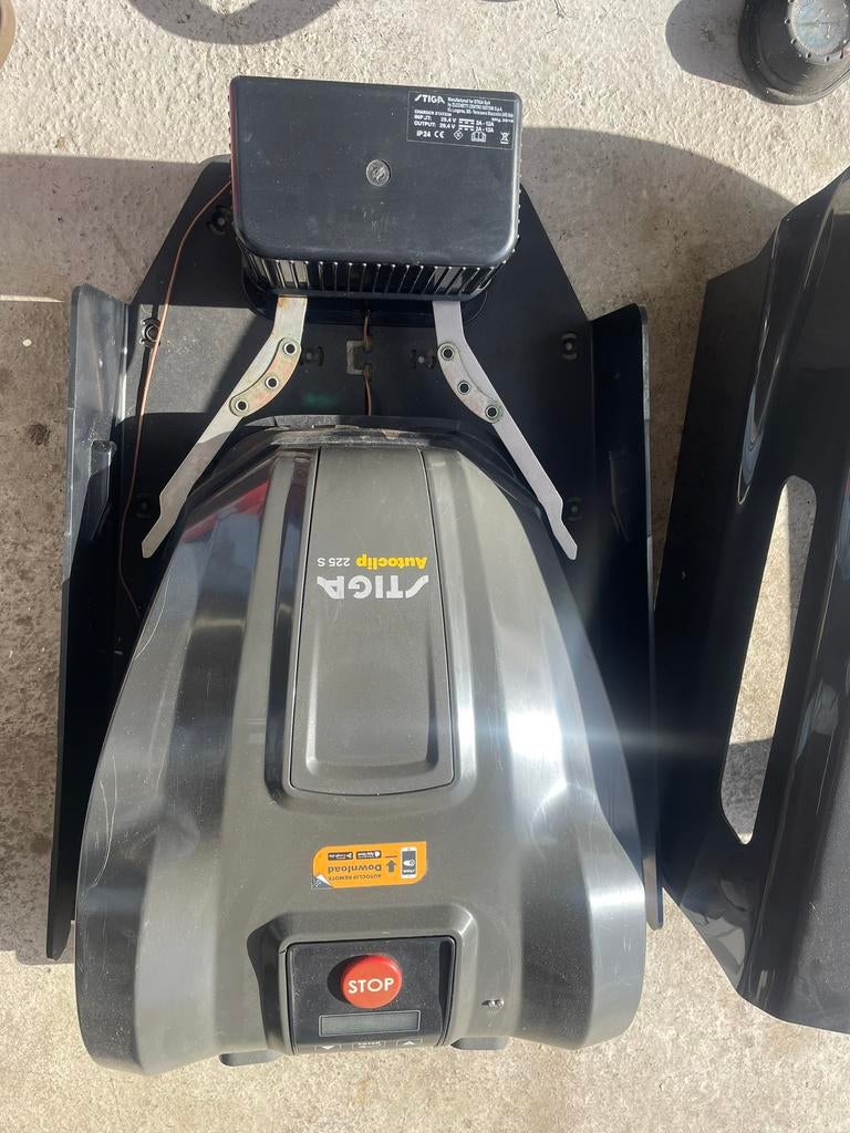 Stiga autoclip 225 s robotmaaier, Ophalen, Gebruikt, 20 tot 25 cm, Bestuurbaar via app