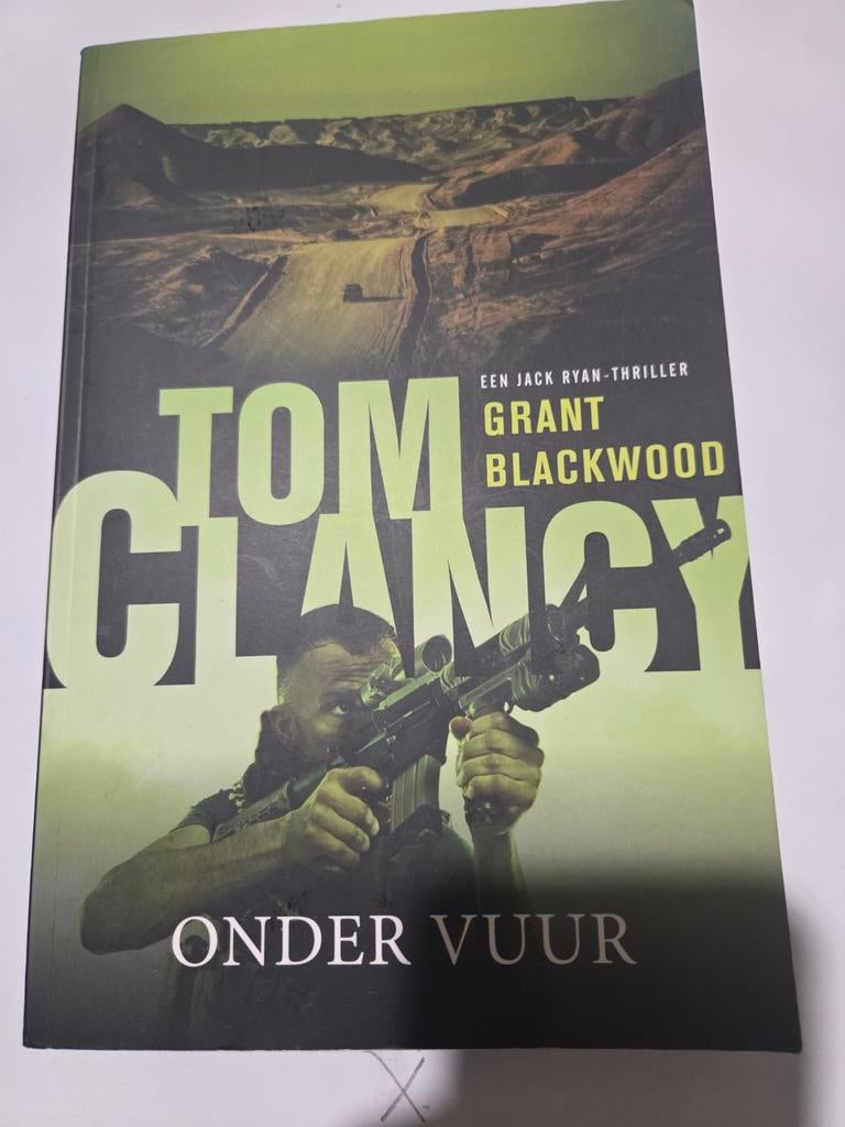 Tom Clancy Onder Vuur, Boeken, Ophalen of Verzenden, Gelezen