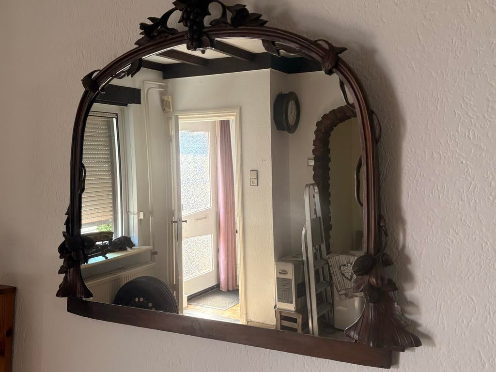 Antieke spiegel met houtsnijwerk, Antiek en Kunst, Ophalen, Overige vormen, 100 tot 150 cm